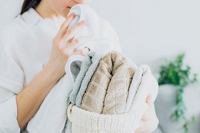 چطور بوی بد حوله و لباس را از بین ببریم؟